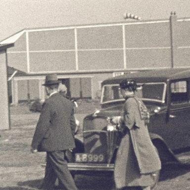 Kenteken: A 8999; Ford, foto: still uit de film "Vliegveld Eelde", P. Mulder, 1935-1939, coll. GrA (2209-AV0012)