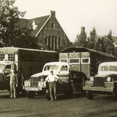 Kenteken: A 25600; Derk (l) en Koert (m) voor een GMC en Klaas (r) naast de Studebaker, foto: B. Flikkema