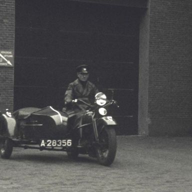 Kenteken: A 28356; Harley Davidson, foto: still uit de film "Is Groningen Paraat?" S.J. Bakker, J.M. Heres Diddens-Zegerink ten Rodengate Marissen, 1940, coll. GrA (2209AV0019)