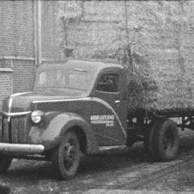 Kenteken: A 27698; Ford (Na WO2), foto: still uit GAVA-AV5445 