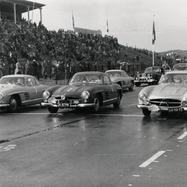 Kenteken: A 8794; Mercedes op het circuit van Zandvoort tijdens de tulpenrallye 1956, foto: <a href='https://www.tulpenrallyehistory.com/editie1956' target='_blank'>tulpenrallyehistory.com</a>