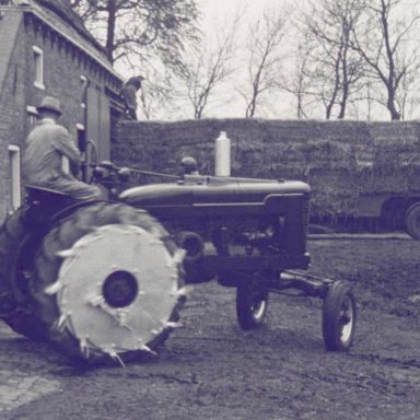 Kenteken: A 39494; Mc Cormick tractor bij de boerderij van Tilma, foto: still uit de film "Boerderij, ploegen e.d. onbekend", 1950-1954, coll. GrA (2209-1075)