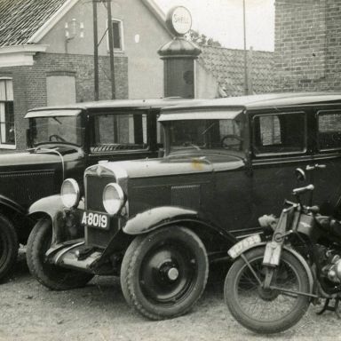 Kenteken: A 27624; Piet Rillema, taxibedrijf uit Zoutkamp, geheel links de Citroën, foto: archief W. Mollema