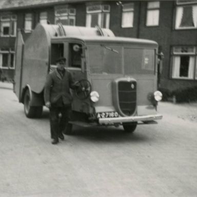 Kenteken: A 27160; Ford V8 met chauffeur Jan Smid, juli 1937, foto: archief Gemeentereiniging (1475)