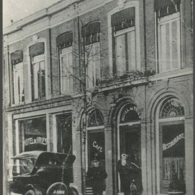 Kenteken: A 2804; Ford, Hotel de Vries, , Kerkstraat, Veendam, foto: collectie Veenkoloniaal Museum (VM-3-1-D-67)