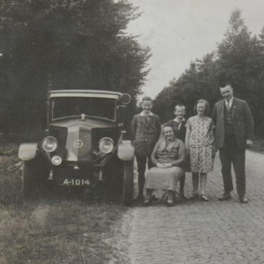 Kenteken: A 1014; Renault met v.l.n.r. Klaas Nagel (Atlanta puddingfabriek), W.Nagel - Hoogeveen, Janny Nagel, Arie Nagel en H. Nagel (Broekema koffie en thee), ca. 1930, foto: E. Nagel