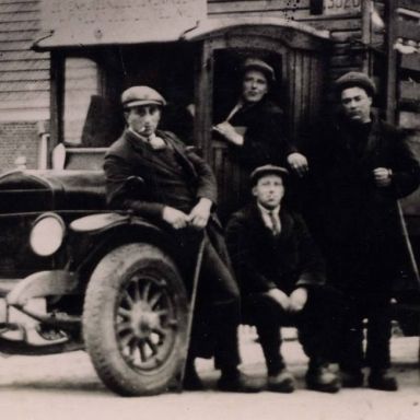 Kenteken: A 11987; Johannes Reijntjes achter het stuur van zijn eerste vrachtauto merk Ford, foto: Historische Kring Gemeente Leek e.o. foto 7141