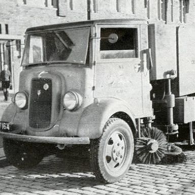Kenteken: A 27164; Ford V8, foto uit "Fordwereld" februari 1938 (1769-12970)