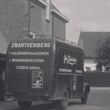 Kenteken: A 23905; Stadskanaal 1955, foto: still uit de film "Kanaalstreek 1955", G. Molenaar, A.C.F.O., 1955, coll. GrA (2209-1730)