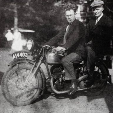Kenteken: A 14403; Harm Kreuijer en broer Ko op een TWN in 1930, foto uit "Siddeburen in Woord en Beeld 2" (1444-8304.2)