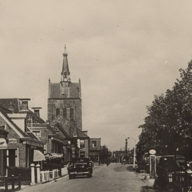 Kenteken: A 43439; Hoofdstraat 't Zandt, 1949 Vrachtwagen van Melkventer Fokke Bosma, foto:  B. van Dam
