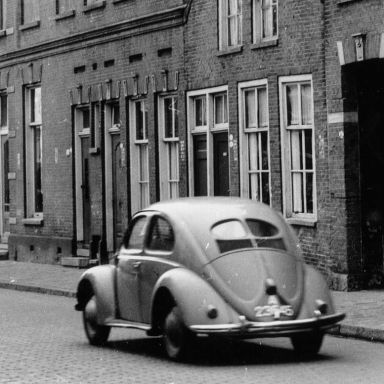 Kenteken: A 23646; Volkswagen, Groningen, Kleine Kruisstraat, 1952, foto: uitsnede 1785-28838.jpg; Fotograaf: Fotobedrijf Piet Boonstra