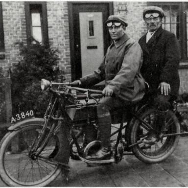 Kenteken: A 3840; Eysink, foto: Clubmededelingen nr. 564, maart 2011, Veteraan Motoren Club