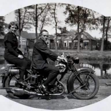 Kenteken: A 15245; Piet Mulder en zijn zus op de motor, foto: R. Gerlofs