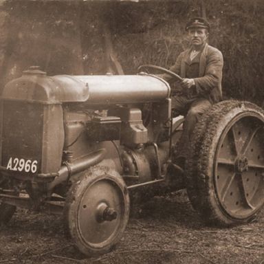Kenteken: A 2966; D.M. Dijkstra op de Fordson, foto: N. Dijkstra