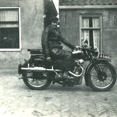 Kenteken: A 20684; Aagje Boersma Schulze op de motor, foto: archief W. Mollema
