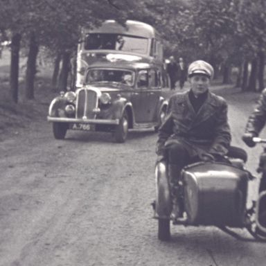 Kenteken: A 766; Rover, still uit de film "De grote trek", Luut Bartels, 02-06-1952, coll. GrA (2209-AV0467)