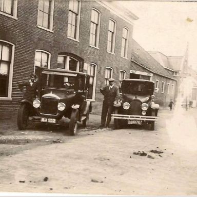 Kenteken: A 4076; Egbartus Diederich Grobbee (links) en Theodorus Timmer, Kloosterburen ca. 1930, foto: H. Zant <a href='https://www.facebook.com/pg/BeeldbankKloosterburen/photos/?ref=page_internal' target='_blank'>facebook groep Oud Kloosterburen</a>