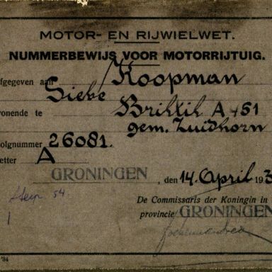 Kenteken: A 26081; Nummerbewijs, foto uit "75 jaar Koopman"