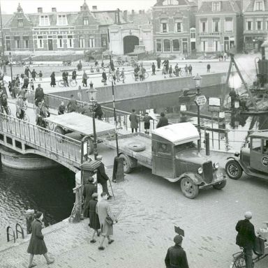 Kenteken: A 14538; Chevrolet, Noorderbrug, Leeuwarden, 1937, foto: H. E. Boostra; Fotograaf: Mellema