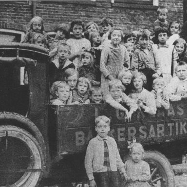 Kenteken: A 10429; Violetsteeg, kinderen op de vrachtwagen van L.G. Klaassens, 1926 (1785-19124)