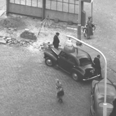 Kenteken: A 9572; Vauxhall Velox, Groningen, Hoofdstation, 1953, foto: uitsnede 2248-4134.jpg ; Fotograaf: Fotobedrijf Piet Boonstra