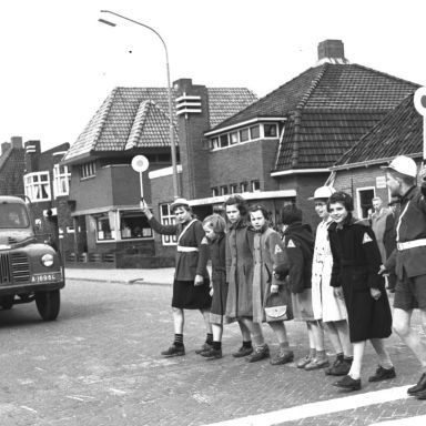 Kenteken: A 16984; Austin vrachtwagen wacht voor overstekende kinderen van de jeugd-verkeersbrigade, Bedum, 1954 foto: uitsnede 2248-4810.jpg; Fotograaf: Fotobedrijf Piet Boonstra