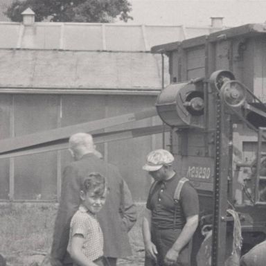 Kenteken: A 29290; Dorsmachine, foto: still uit de film "Onstwedde paraat" G. Molenaar, A.C.F.O., 1955 coll. GrA (2209-AV11306)