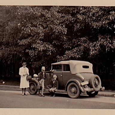 Kenteken: A 13688; Chevrolet 1938, v.l.n.r. I.H. Noteboom van Delden, Adri Noteboom en Koos Noteboom, foto: J. Noteboom