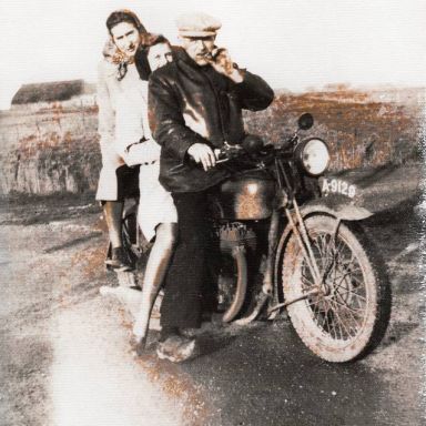 Kenteken: A 9129; Jans  Hoeksema, Henderika (?), in de jaren ’50 naar Canada geëmigreerd en Jeltje Bolt ca. 1947, foto: J. Prummel