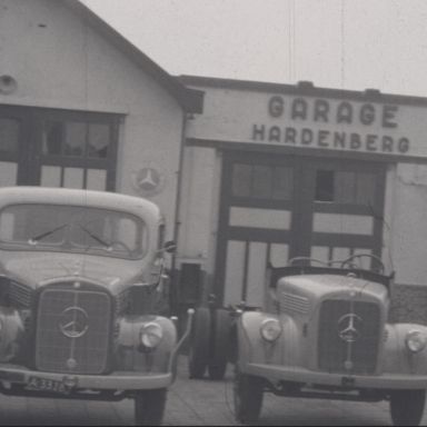 Kenteken: A 33283; Mercedes, Stadskanaal 1955, foto: still uit de film "Kanaalstreek 1955", G. Molenaar, A.C.F.O., 1955, coll. GrA (2209-1730)