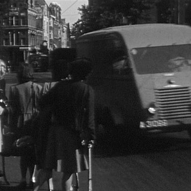 Kenteken: A 3099; Renault, Groningen, 1947, foto: Still uit GAVA-film AV0588