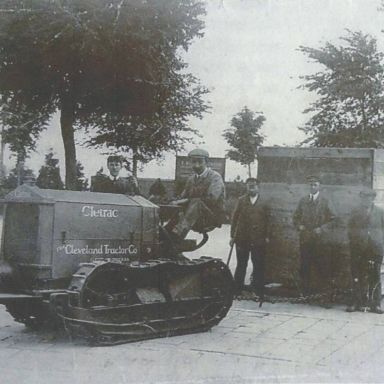 Kenteken: A 1766; Op de Cletrac tractor directeur K. P de Jonge van de N.V. D.A.G.O. foto: H. J. Dijkhuizen 