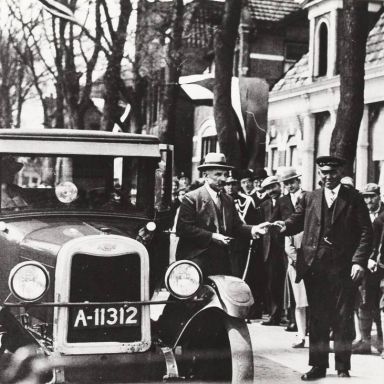 Kenteken: A 11312; Opheffing tolhek Roswinklerbrug "De Schutterij", Burgemeester Beins bij de portier van de Chevrolet, 02-05-1931 (1785-14453)
