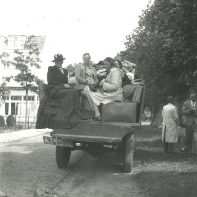 Kenteken: A 14572; Schiermonninkoog, Links A. Bakker-Werker, rechts I. Nagel-Bakker foto: J. Nagel