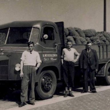 Kenteken: A 42450;  Ford vrachtwagen van B. Wever en Zonen te Mussel, 1947, foto: Streekhistorisch Centrum Stadskanaal (17780)