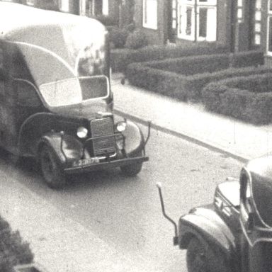Kenteken: A 23070; Commer, foto: still uit de film "Scenario 10: o.a. verhuizing", Gerard A.B. Frinking, 1940-1949, , coll. GrA (2209-AV22373)