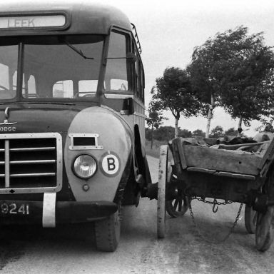 Kenteken: A 39241; Verkeersongeval met Dodge bus, Ter Aardseweg nabij Ter Aard bij Assen. 25-08-1948 foto: L. Huizinga
