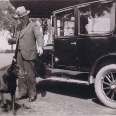 Kenteken: A 10116; Roelf de Haan naast de Ford, Laskwerd, ca. 1930, foto: R. de Haan