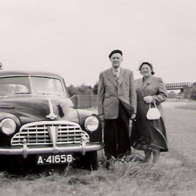 Kenteken: A 41658; Morris Oxford langs de autobahn van Bremen naar Hamburg, foto: L. Huizenga