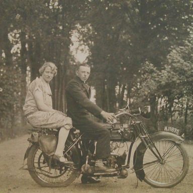 Kenteken: A 11835; Hendrik Spijkervet en Jantje Dieters op de Humber motor, foto: K.J. Mollema