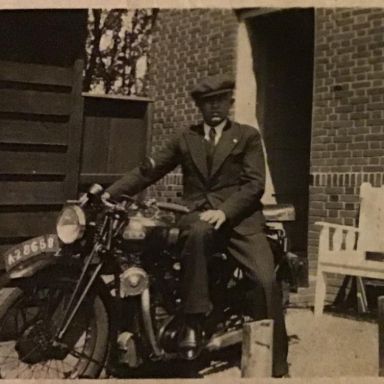 Kenteken: A 28658; Chauffeur Pieter Edens op de BSA, foto: A. M. Edens