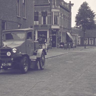 Kenteken: A 30761; Laffly veegwagen, foto: still uit de film "De Groningsche reinigingsdienst voorheen en thans", C.R. Tiddens, 1936-1949 coll. GrA (2209-AV0061)