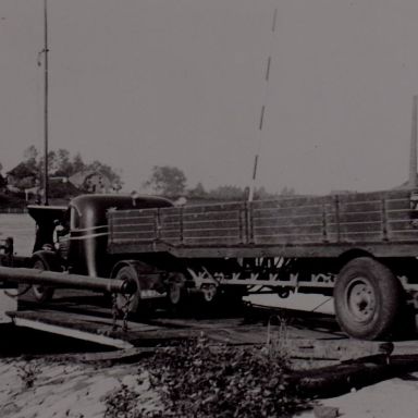 Kenteken: A 8795; De Indiana van Postema & Zuidema bij de oude veerpont bij Eck en Wiel. Foto: J. Smits