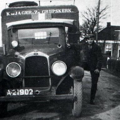 Kenteken: A 21902; Willys Whippet, naast de wagen staat O. de Jager, foto: archief W. Mollema