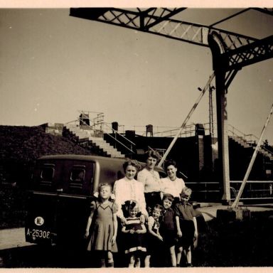 Kenteken: A 25308; Ford Anglia bij de uitwateringssluis in de Carel Coenraadpolder, ca. 1950, foto: J. Bleeker