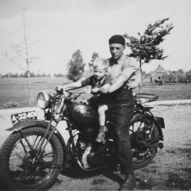 Kenteken: A 32401; Albert Jager en zijn zoon Simon Jager op de Royal Enfield, foto: P. Jager