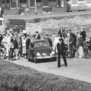 Kenteken: A 24836; Volkswagen, Hoogezand, Industrieweg, 1953, foto: uitsnede 2248-3762; Fotograaf: Fotobedrijf Piet Boonstra