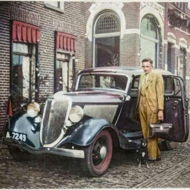 Kenteken: A 7249; Ford voor de winkel van Karsijns, ca 1938, foto en inkleuring: E. Karsijns