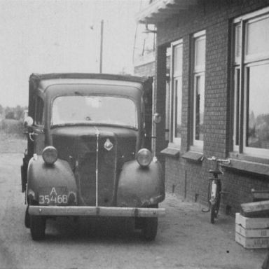 Kenteken: A 35468; Ford, 1952, foto: Still uit GAVA-film AV4999